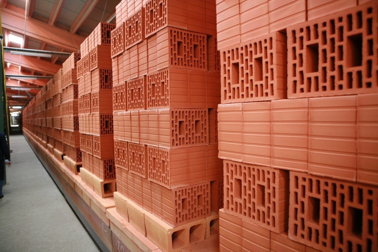 Fotografie caramizi Ceramica Iasi - Tranzacție pe piața materialelor de construcție: Grupul Leier cumpără Brikston