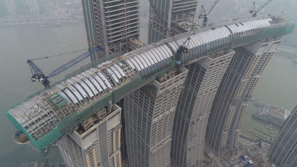 china cladire - VIDEO: Un zgârie-nori pe orizontală, construit în China