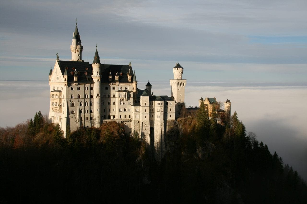 Julian Knutzen   Fog View 1 - Secretele Palatelor: Castelul Neuschwanstein – visul unui rege, transformat într-un loc de poveste