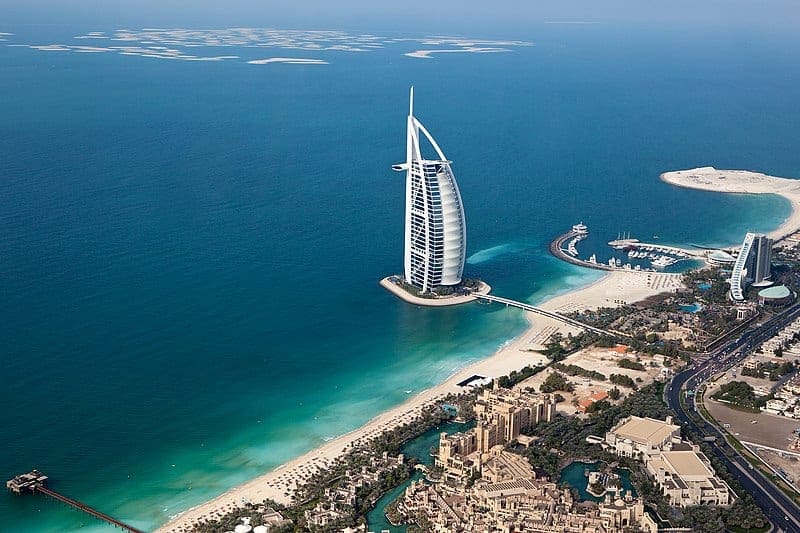 800px Burj Al Arab in Dubai Helicopter View 2012 - Top: Cele mai luxoase hoteluri din lume
