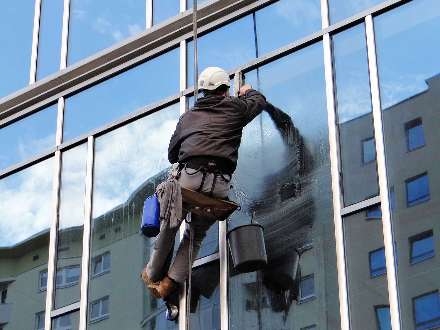 reduced Washing windows at the Ambassador Office Building   06 - Adaptarea și creșterea, coordonatele pieței de facility management în 2019