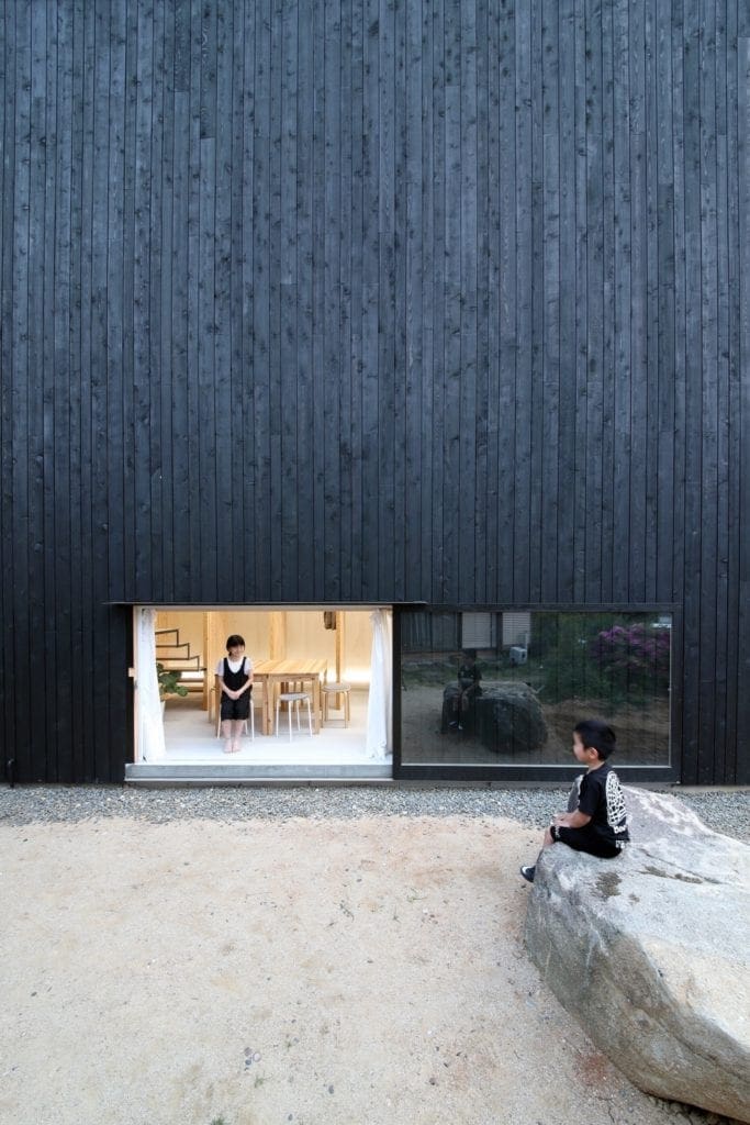 tnoie katsutoshi sasaki architecture residential japan black houses dezeen 2364 col 7 copy 683x1024 - Cele mai hot case ale anului 2018 (II)
