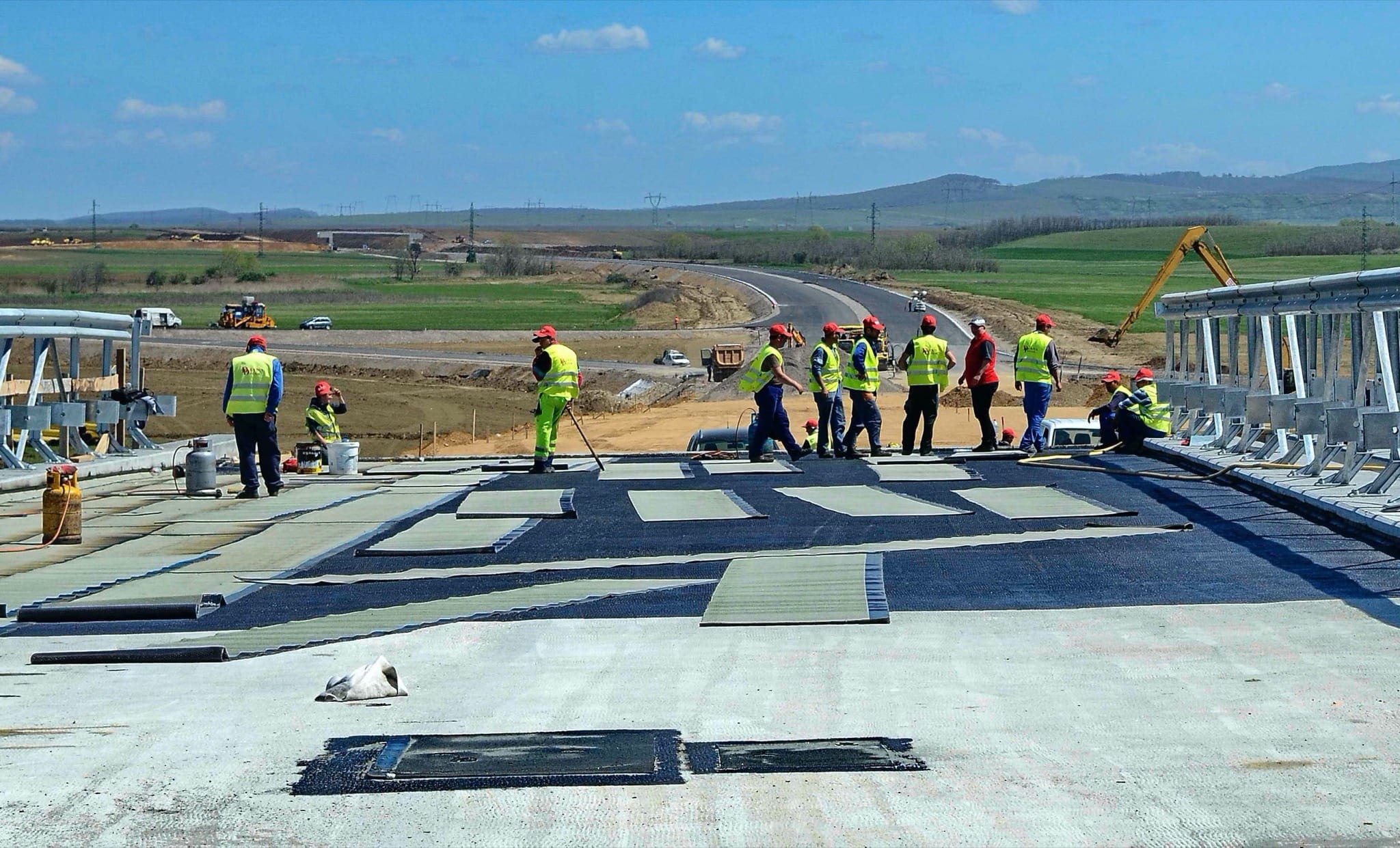 MAIN De pe lotul Orastie Sebes Sibiu muncitori care lucreaza la continuarea autostrazii spre Sibiu copy - Autostrada Ploiești-Brașov, potențial de a genera noi poli de dezvoltare imobiliară