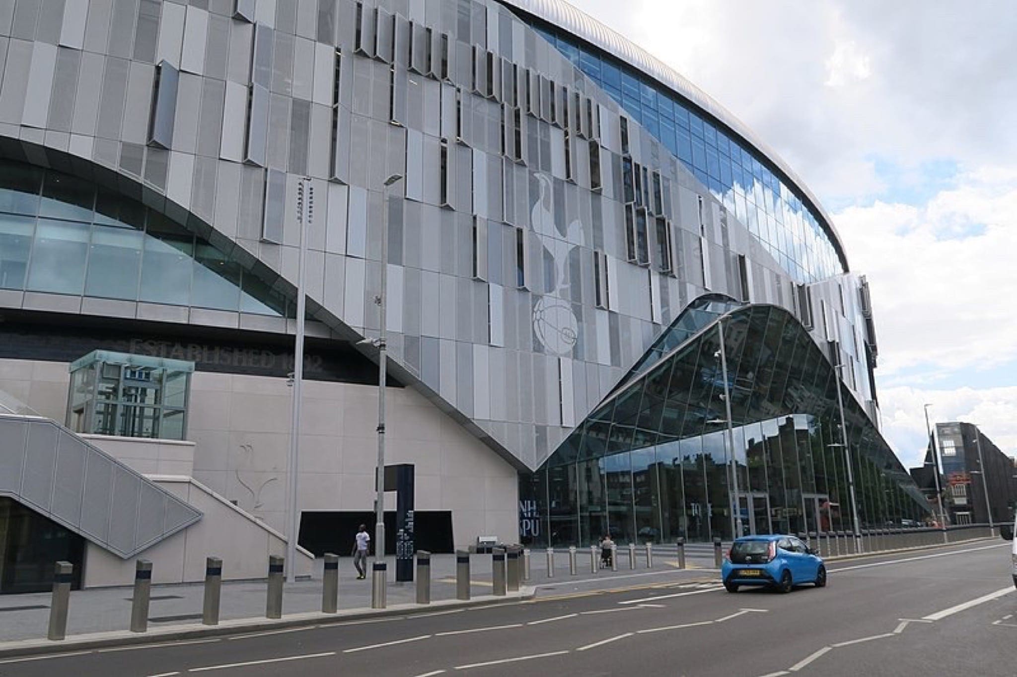 800px Tottenham Hotspur Stadium   view from High Road   June 2019 copy - Topul stadioanelor recent inaugurate sau care vor fi deschise până în 2025