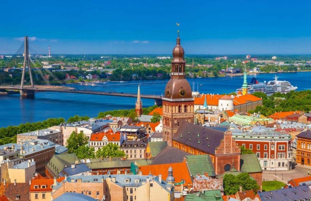 Letonia 1024x661 - Țări în care cumpărarea unei case îți aduce un nou pașaport
