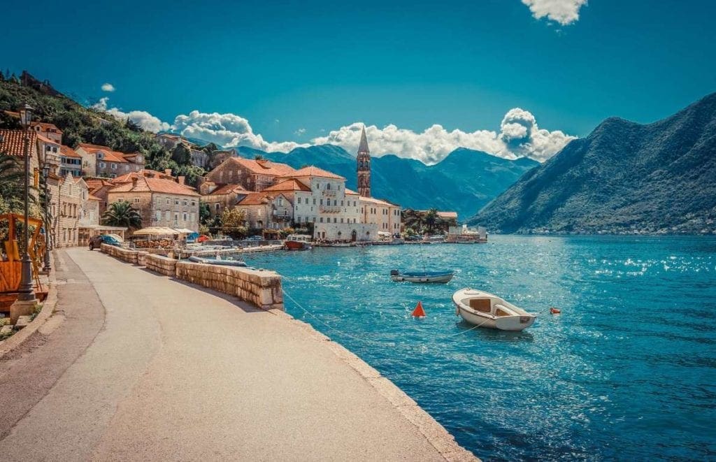 Muntenegru 1024x661 - Țări în care cumpărarea unei case îți aduce un nou pașaport
