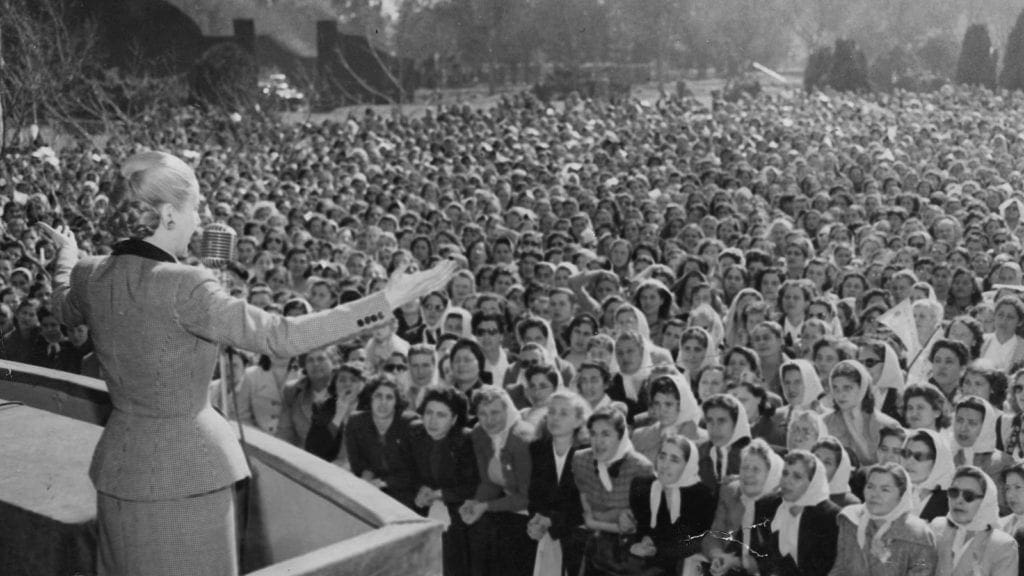 histo eva peron foule femmes 1024x576 - Casa Rosada, reședința prezidențială pe care Eva Perón a făcut-o faimoasă