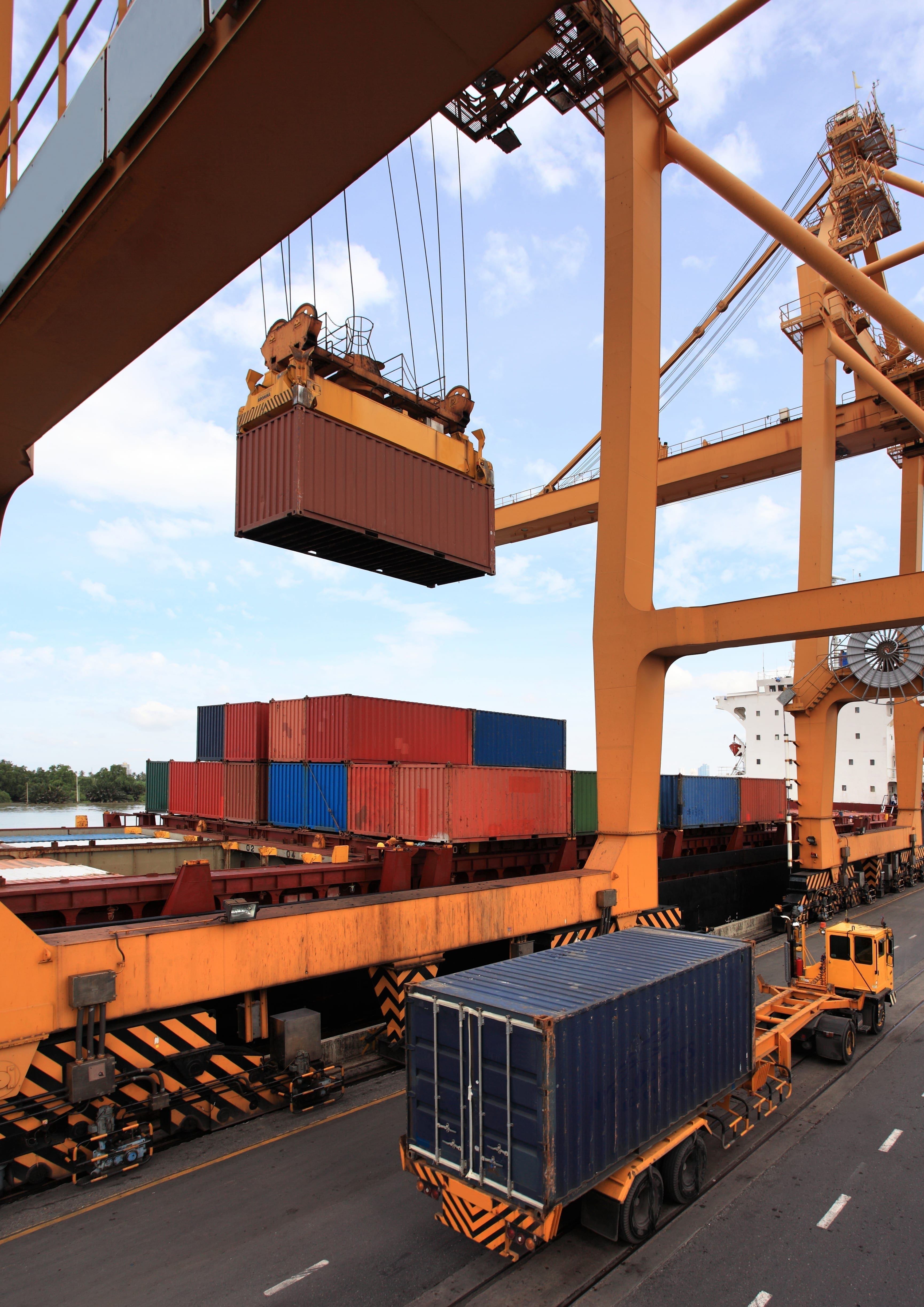 business logistics concept container cargo 1 - Piața spațiilor industriale și logistice din România, în competiția dezvoltării cu marii campioni regionali