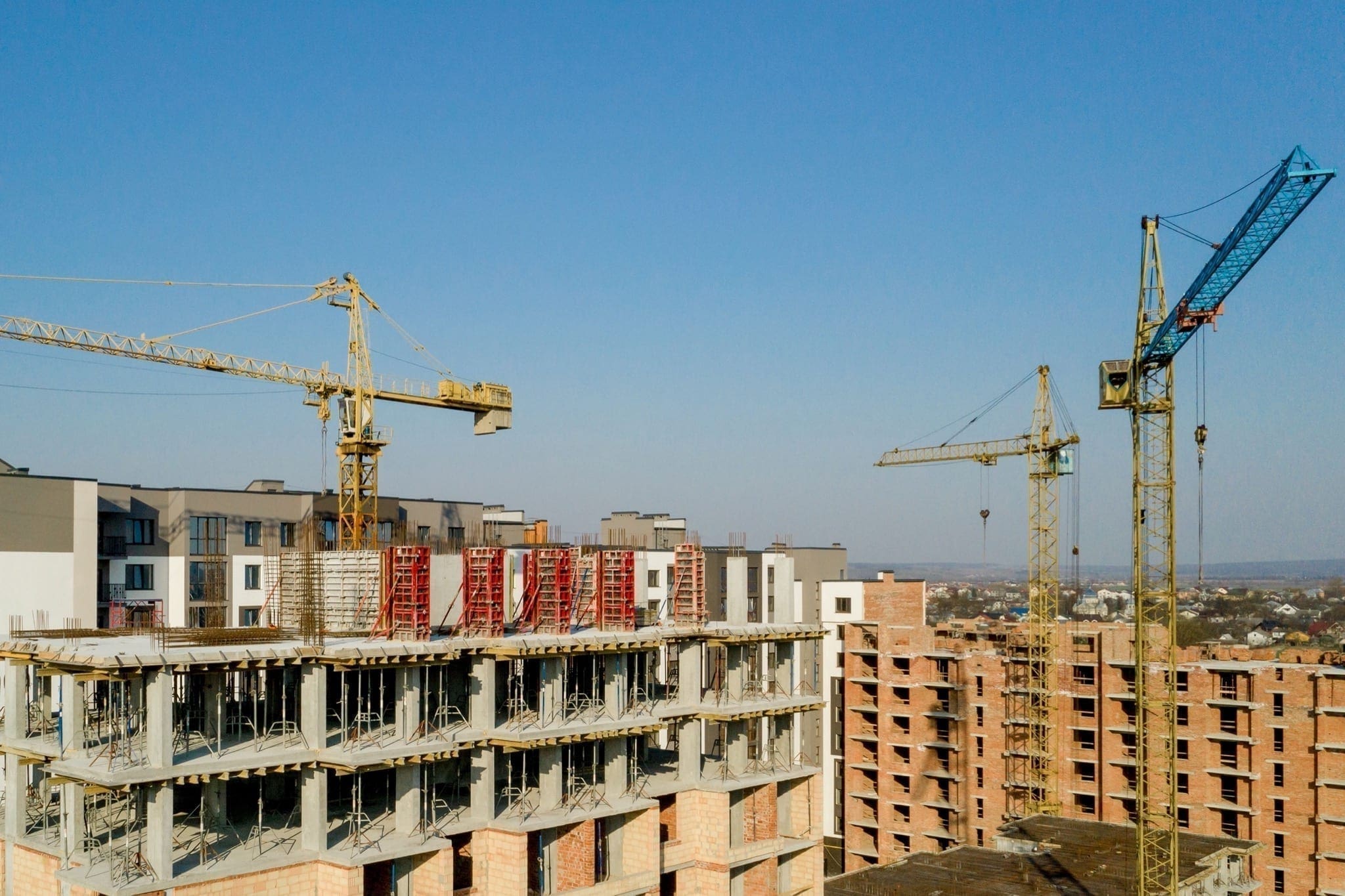 construction high rise buildings copy - Pandemia a dus la schimbarea funcționalității unor proiecte imobiliare comerciale