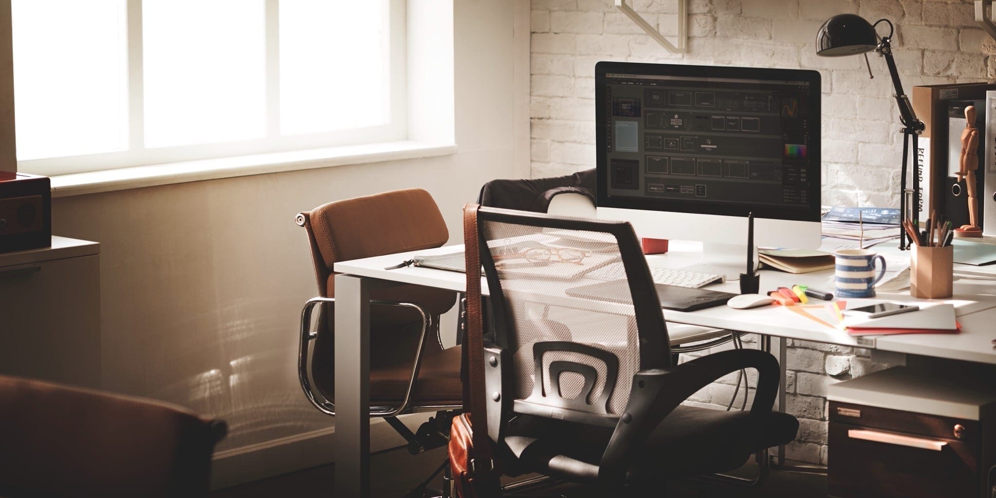 contemporary room workplace office supplies concept copy - Reluarea activității în spațiile de birouri, impact asupra pieței de închirieri în 2021