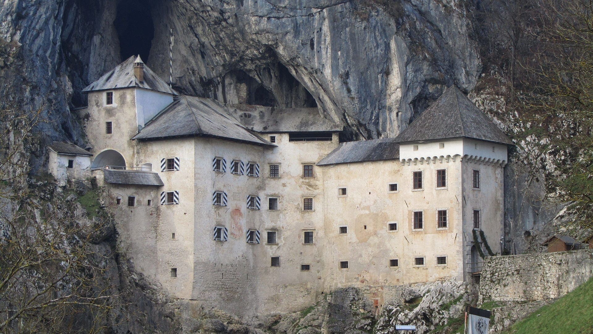 El Castillo de Predjama - Castelul Predjama, răsărit din munte, la intrarea într-o peşteră