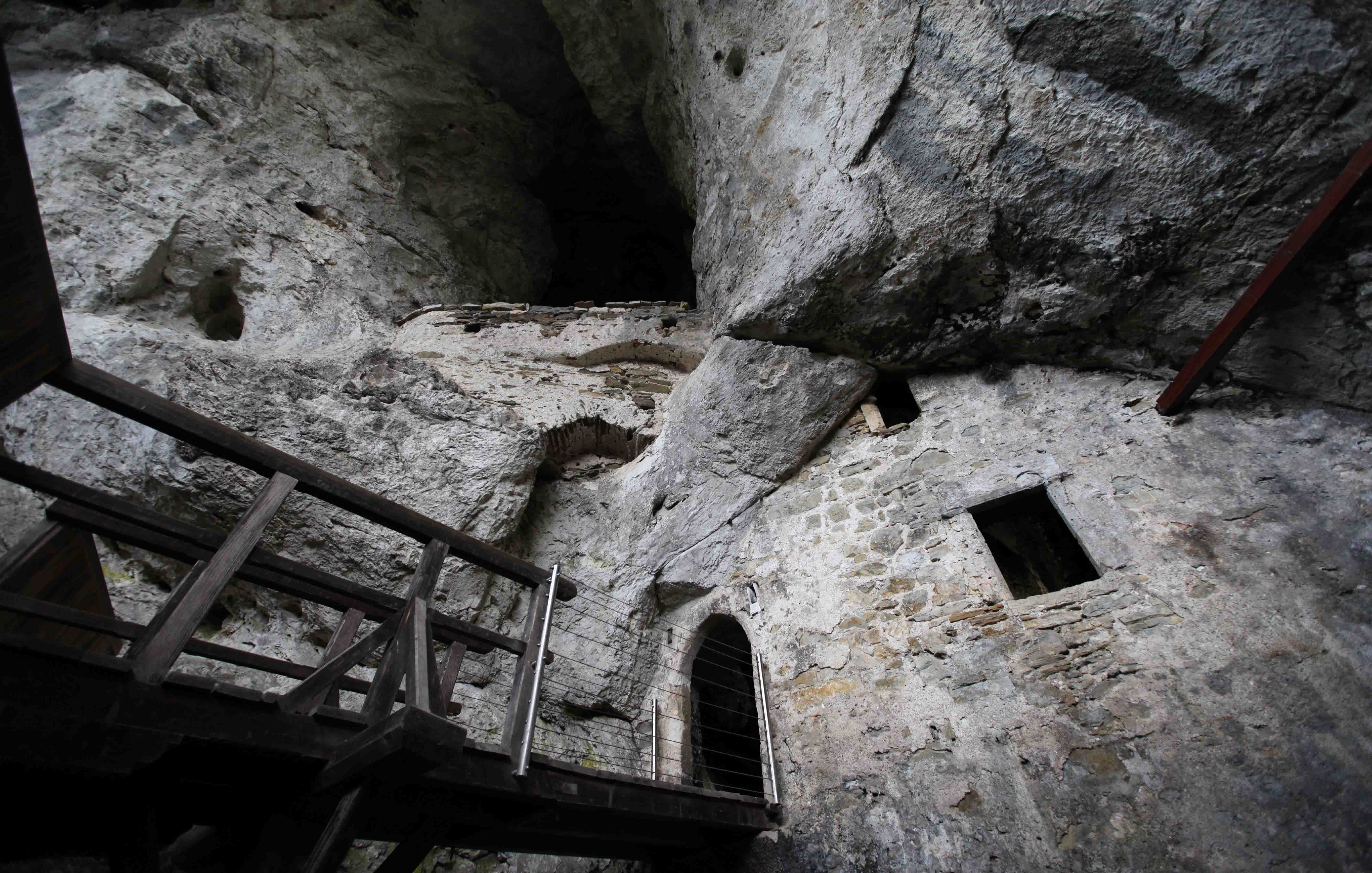 wp predjama 18 - Castelul Predjama, răsărit din munte, la intrarea într-o peşteră