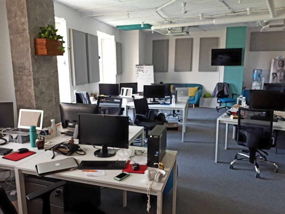 empty office - Companiile din clădirile de birouri devin jucători pe piața subînchirierilor