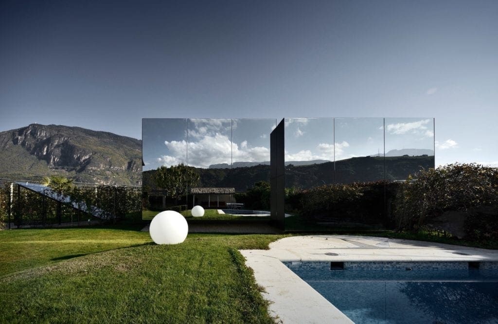 Peter Pichler mirror house sky reflection 2 copy 1024x666 - Case cu design ultra-original (II)