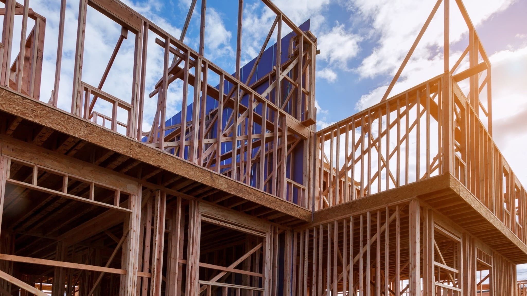 new house under construction framing against a blue sky picture id1135653561 copy - Sectorul imobiliar, sub presiunea creșterii accelerate a prețurilor materialelor