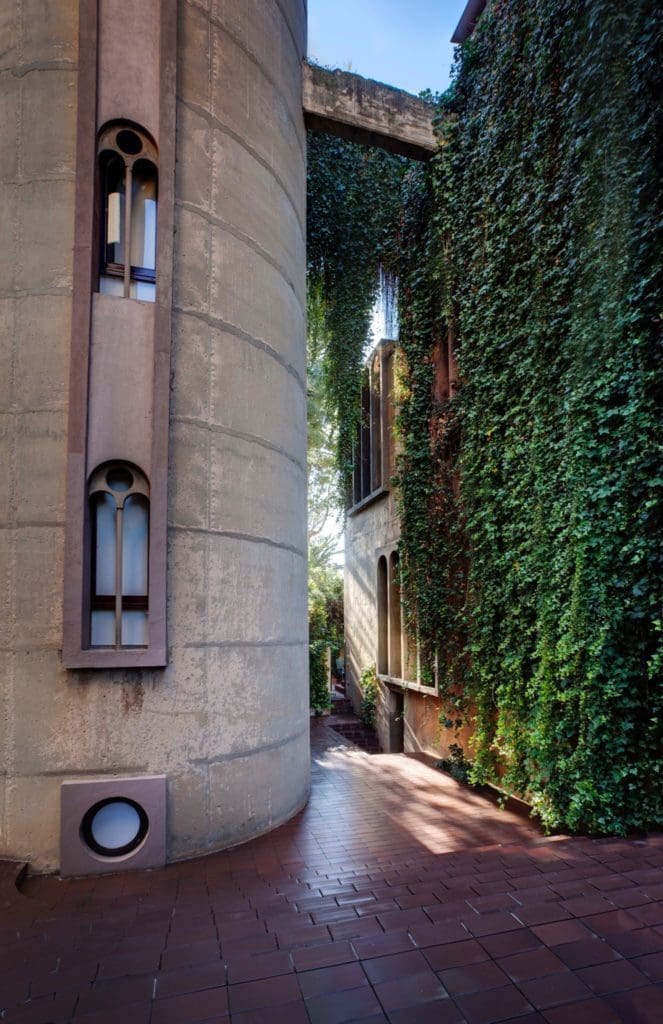 Ricardo Bofill Taller Arquitectura SantJustDesvern Barcelona Spain OutdoorSpaces 16 copy 663x1024 - Cele mai neobișnuite case din lume și arhitectura lor nebunească