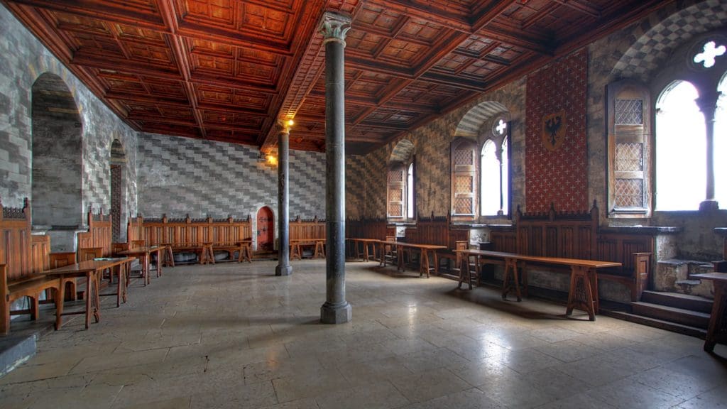 Grand Hall of the Count copy 1024x576 - Castelul Chillon, cetatea misterioasă care „plutește” pe lacul Léman