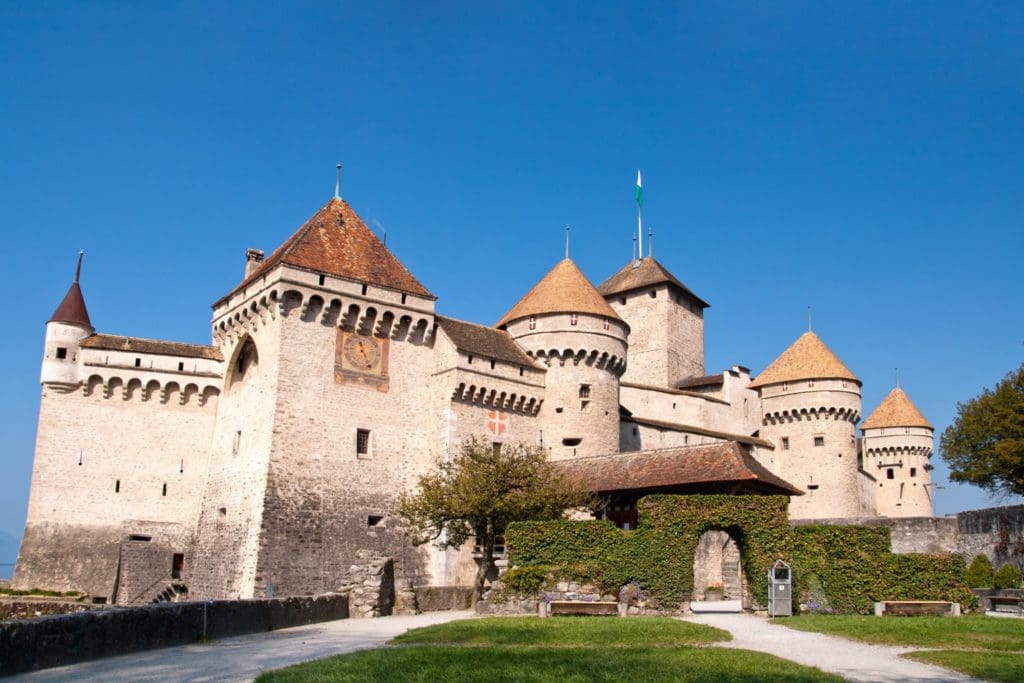 Castelul Chillon, cetatea misterioasă care „plutește” pe lacul Léman closeup chateau de chillon montreux switzerland copy 1024x683 - Castelul Chillon, cetatea misterioasă care „plutește” pe lacul Léman