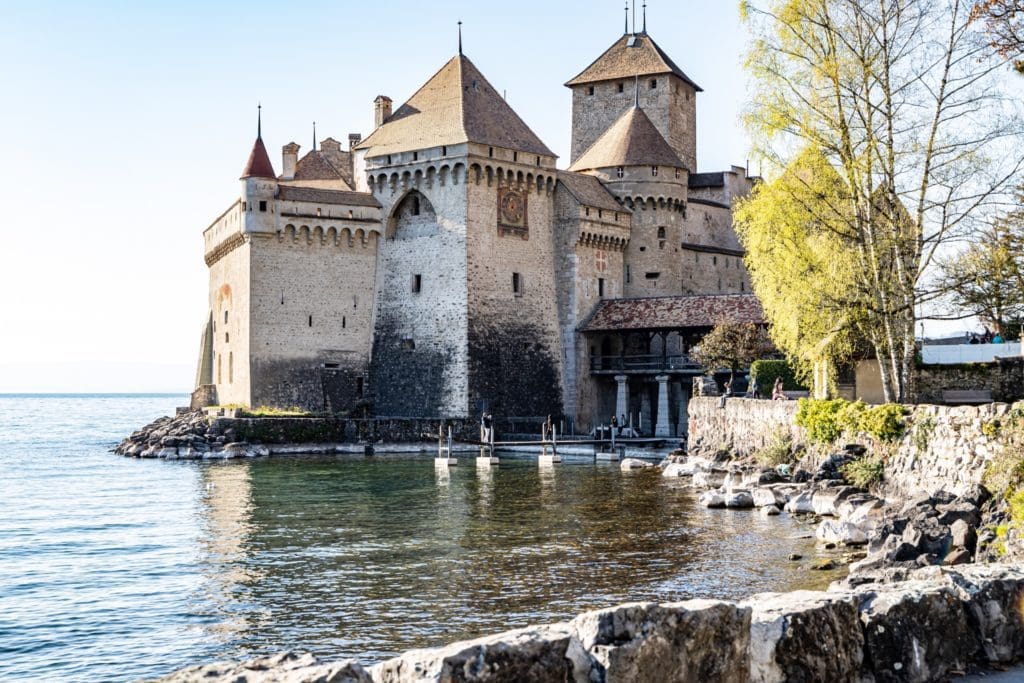 montreux switzerland chillon castle 1 copy 1024x683 - Castelul Chillon, cetatea misterioasă care „plutește” pe lacul Léman