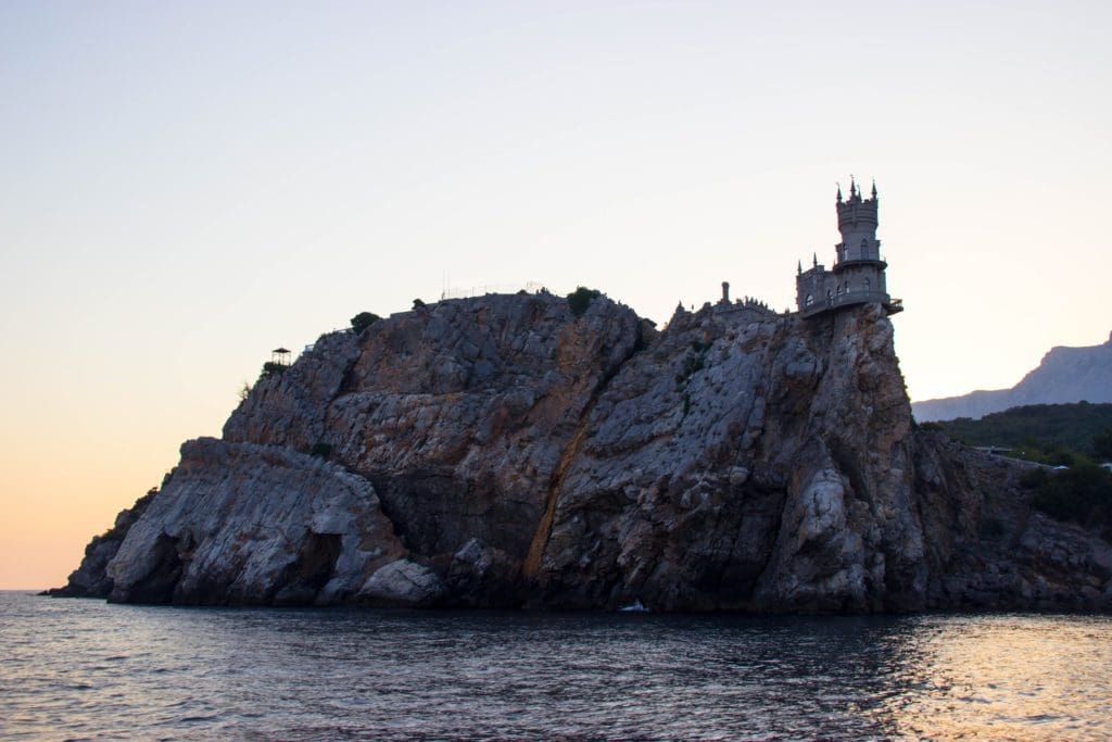 HNWT6DgoBc14riaEeLCzGYopkqYBKxpGKqfNWfgr368M9VY3sdfikVYmfSbnkrnykMCZeaNAtgYkHhxRYaE8e4W6K5D1sfJFnPbSggkRncti9eKSCJtUWXdSQGW 1024x683 - Swallow's Nest, castelul care „pluteşte” deasupra apelor Mării Negre