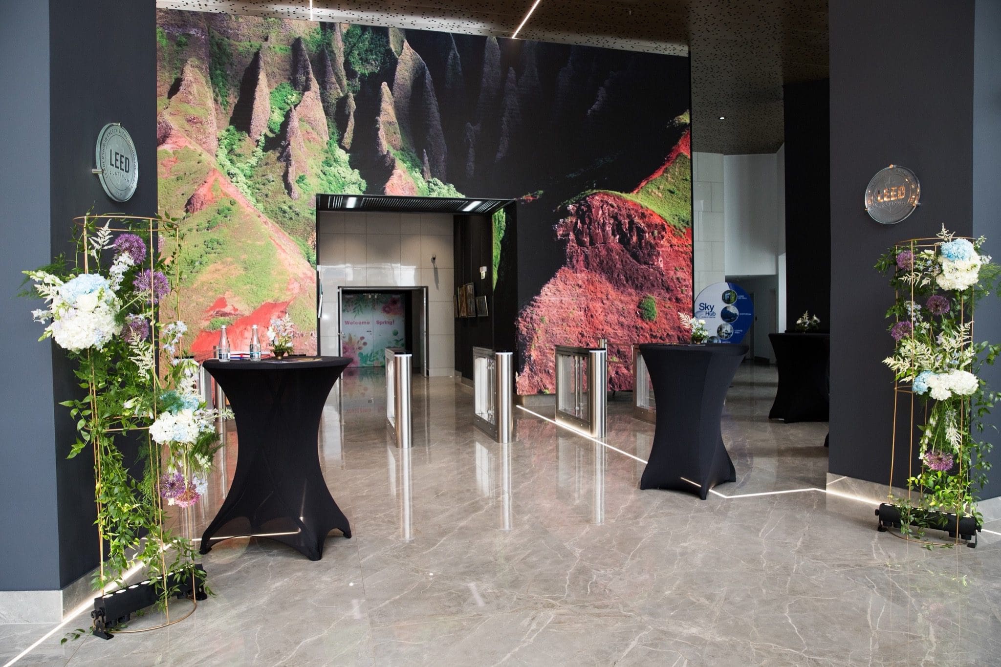 Lobby LED Wall SkyTower copy - RPHI adaugă noi facilități pentru companii în cadrul SkyTower