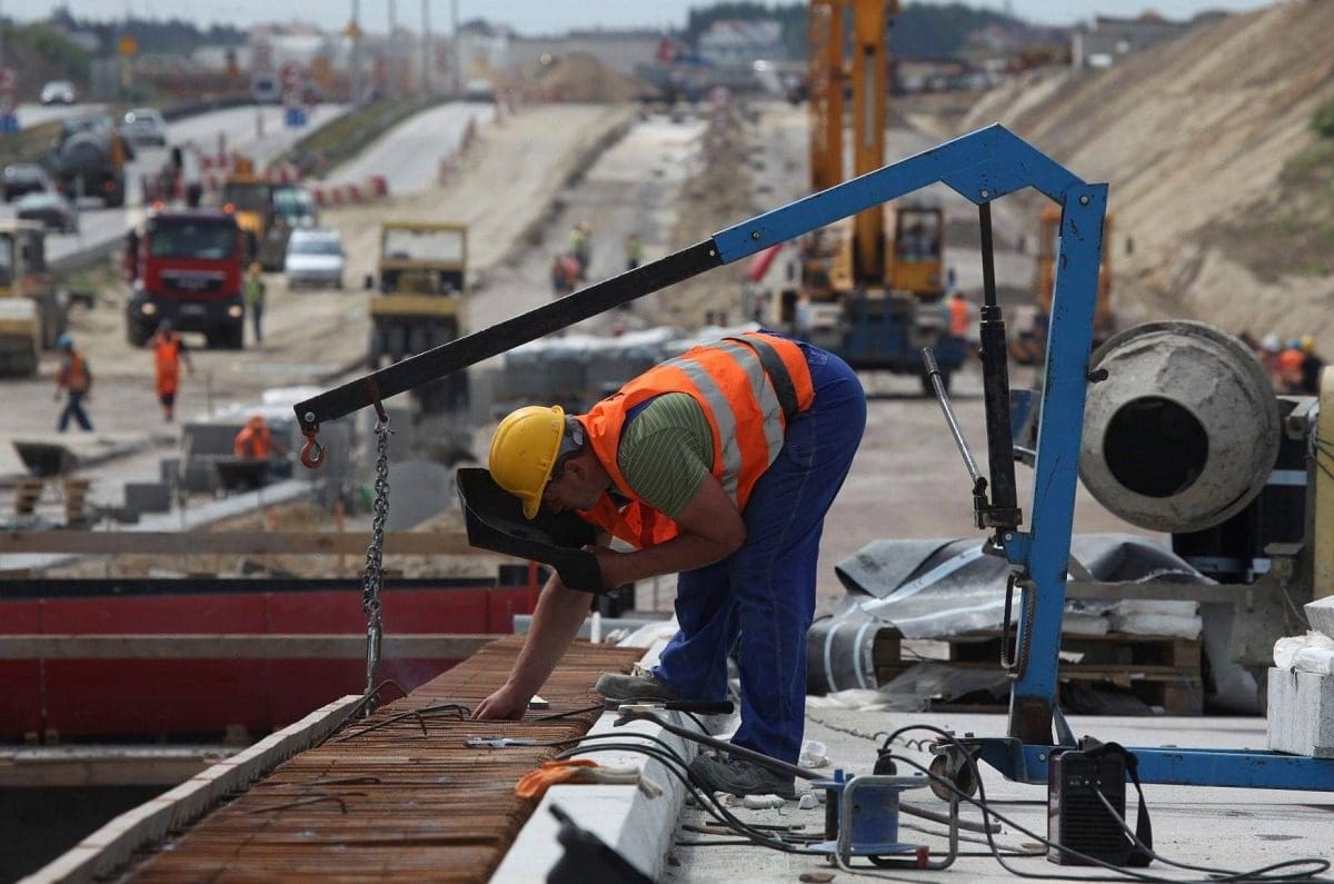 constructii santier infrastructura autostrazi muncitori foto FMI Facebook - România, printre țările europene în care volumul lucrărilor de construcții a crescut