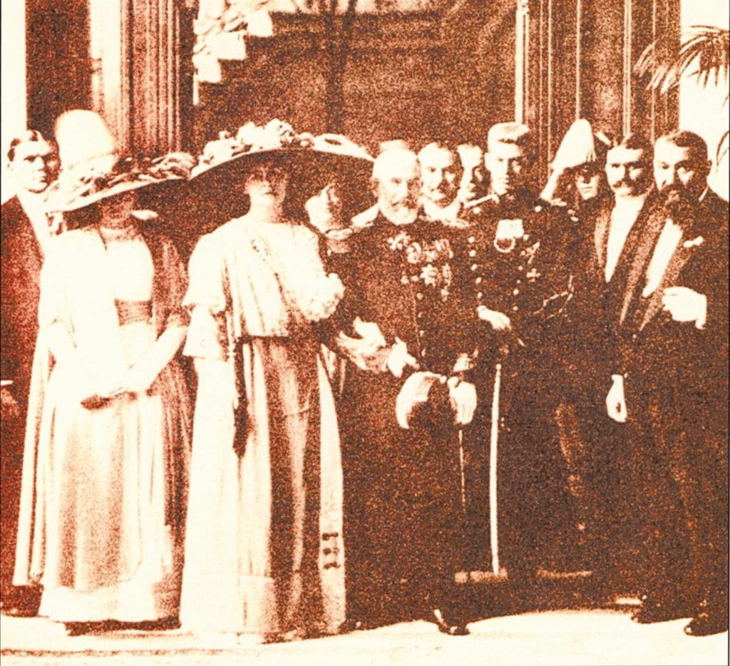 familia regala la inaugurare copy 1024x934 - Palatul Camerei de Comerț București, prestigiul arhitecturii bucureştene de peste un secol