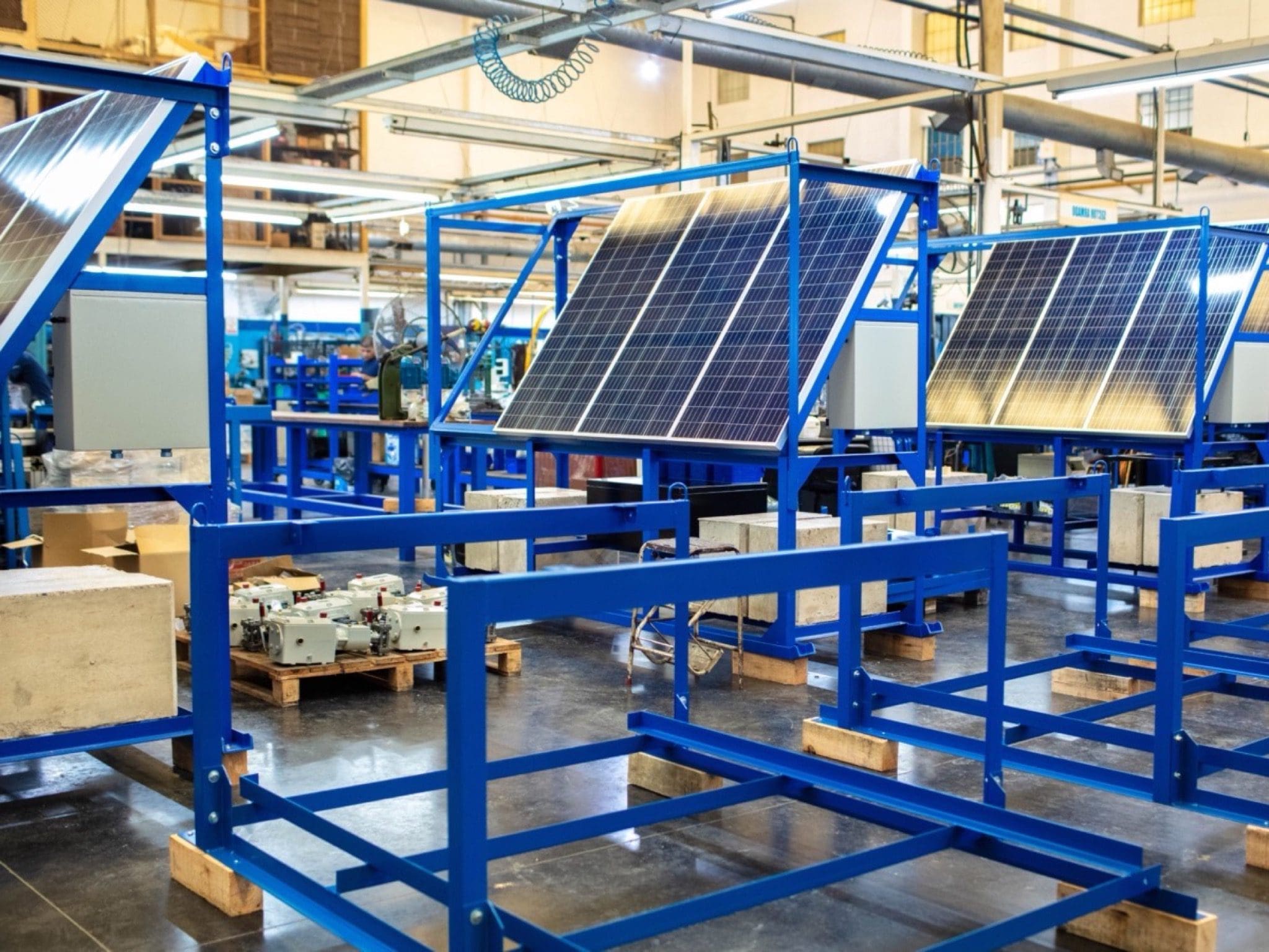solar panel production 2400x1600 39 1 copy - Alegerea panourilor fotovoltaice potrivite, crucială în obținerea unei energii curate la cost competitiv