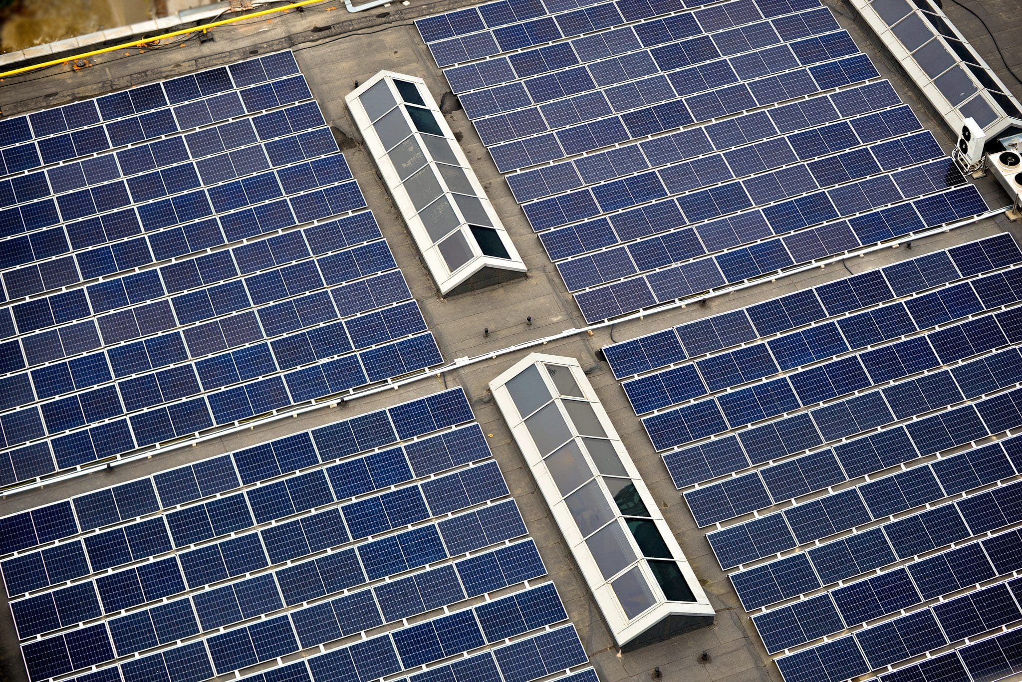 YUNITY Fotovoltaic - Genesis Property se obligă să reducă la zero emisiile de carbon pentru clădirile din portofoliu, până în 2030