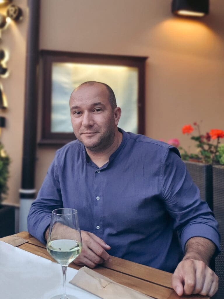 BOGDAN copy 768x1024 - Ami White, excelență în realizarea paturilor de lux apreciate la nivel internațional