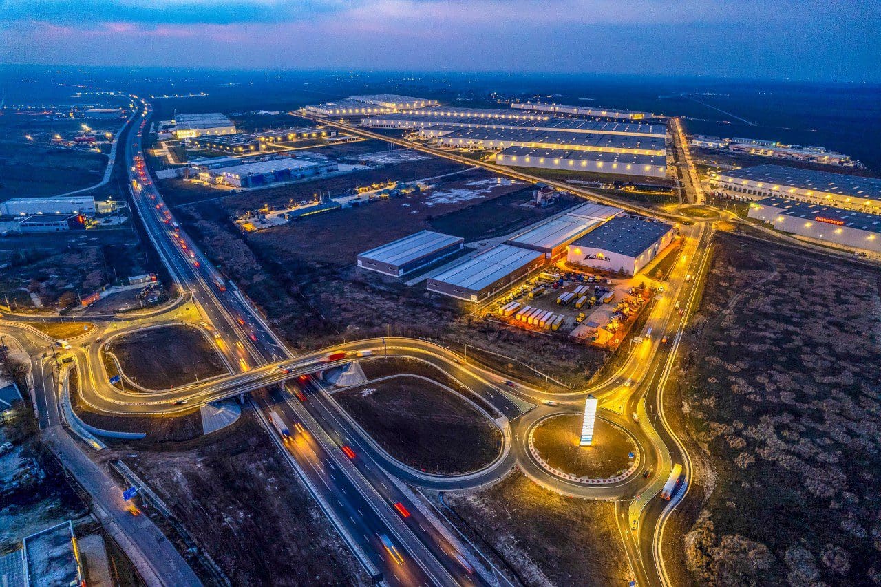 thumbnail CTPark Bucharest West Night - Cererea de spații imobiliare industriale și logistice din CEE va depăși performanța Europei de Vest și de Sud