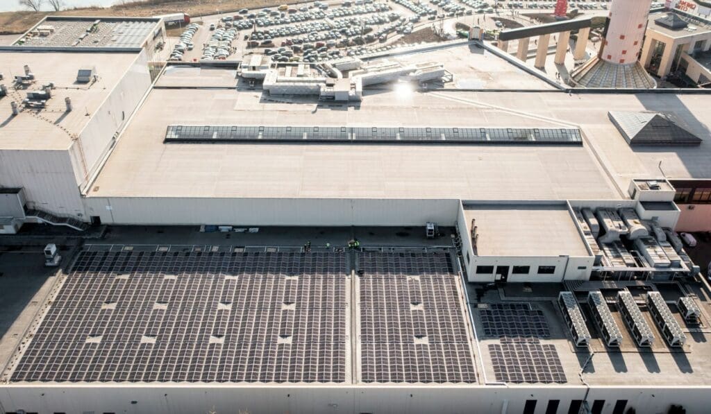 iulius mall suceava panouri fotovoltaice 1024x597 - Energia regenerabilă devine „noul normal” în sectorul imobiliar local