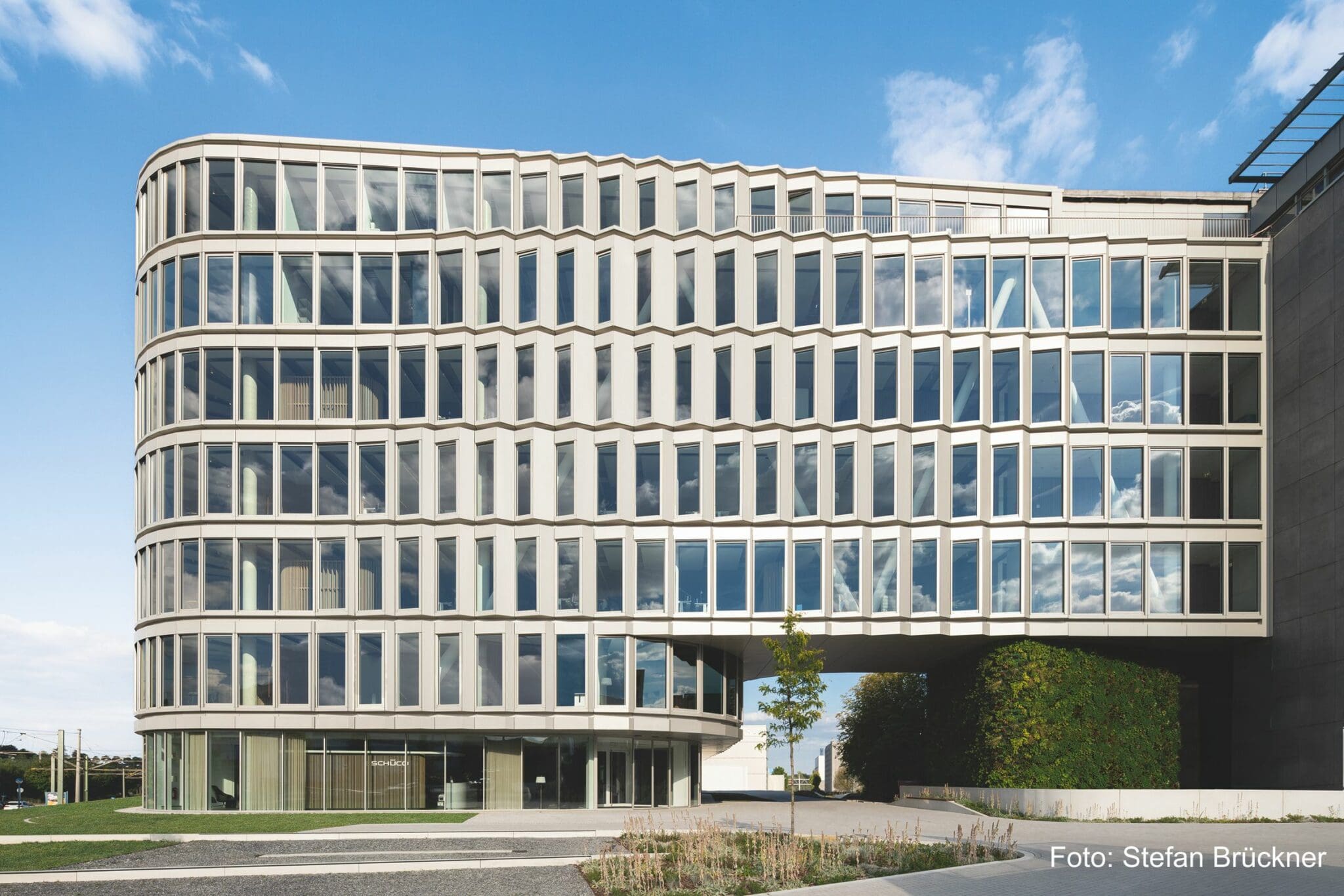 Schueco One Fassade web scaled - Alukönigstahl prezintă Schüco One, prima clădire din lume de trei ori sustenabilă