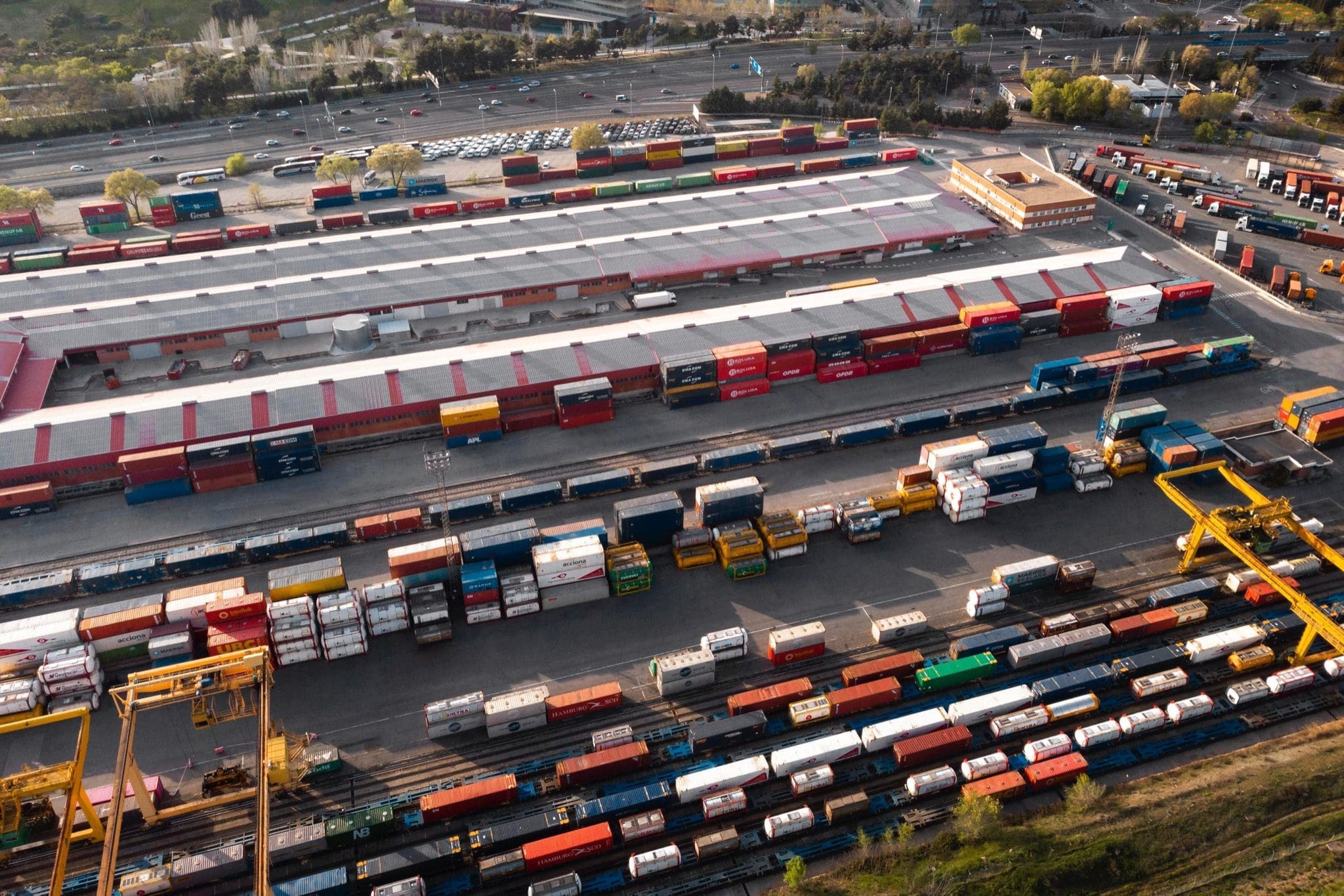 containers railways shipment concept copy - Oportunitățile pieței de logistică din România