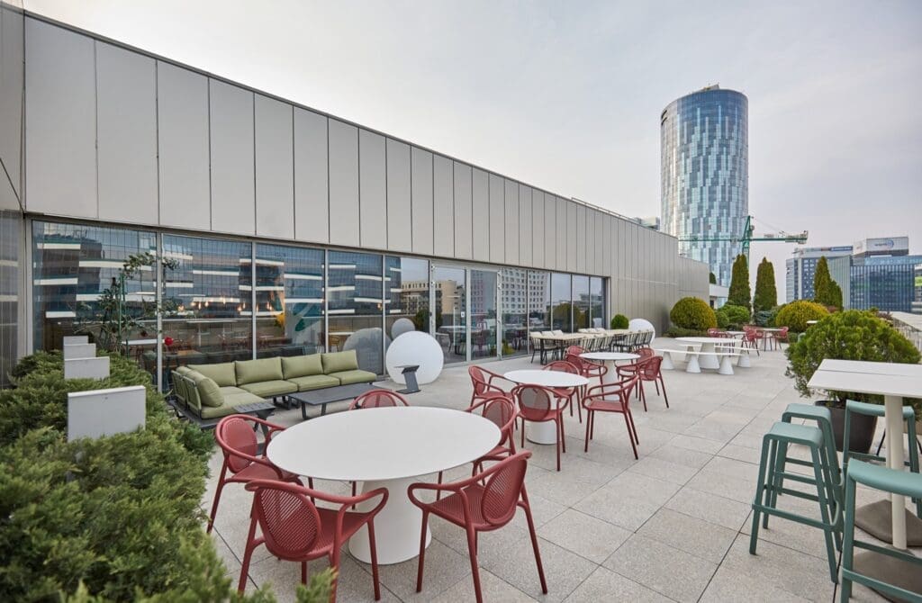terasa companie fmcg copy 1024x670 - Munca hibridă, o nouă provocare pentru amenajarea spațiilor de lucru
