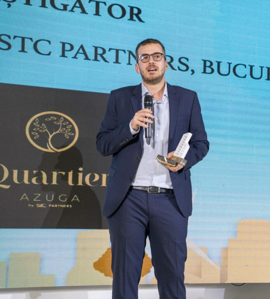 Iată marii câștigători ai Galei Premiilor Real Estate 2023 DSC02446 scaled e1699018428912 926x1024 - Iată marii câștigători ai Galei Premiilor Real Estate 2023