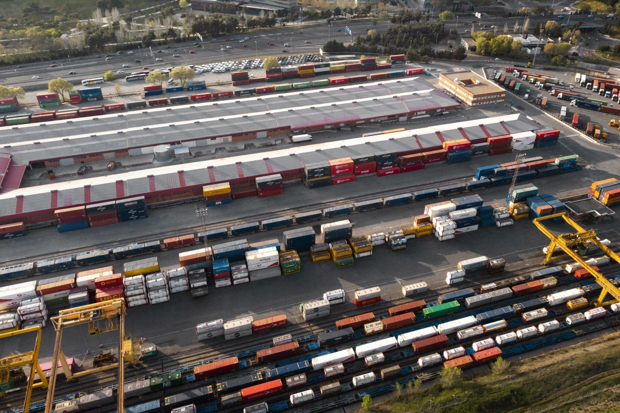 containers railways shipment concept scaled - Oportunitățile pieței de logistică din România